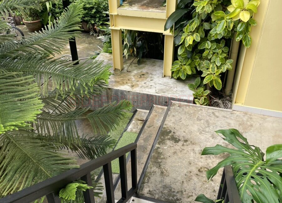 apartment-stairs-garden